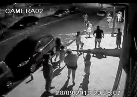 VEJA VÍDEO: Em Manaus, homem agride jovens, é atingido por taco de sinuca e aparece morto